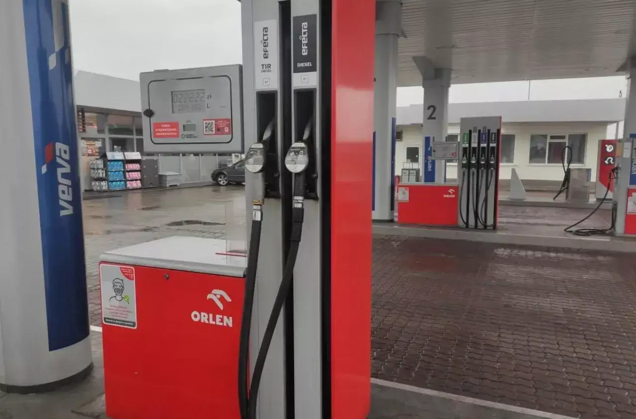 Dwie dystrybutory paliwa na stacji Orlen. Jeden z nich oferuje diesel B7, widoczny na wyświetlaczu.