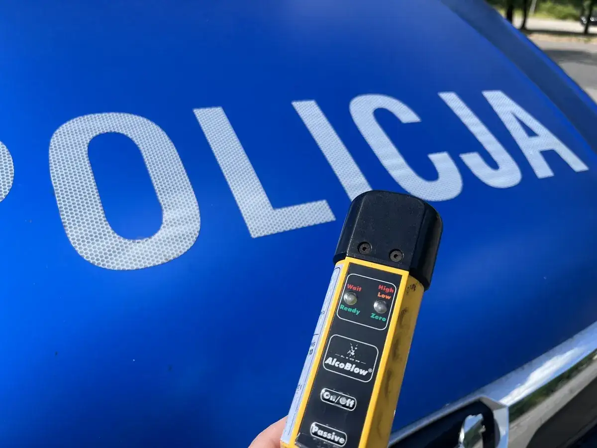 Alkomat na tle napisu POLICJA. Zastanawiasz się, od ilu promili zabierają auto? Wynik testu może być kluczowy.