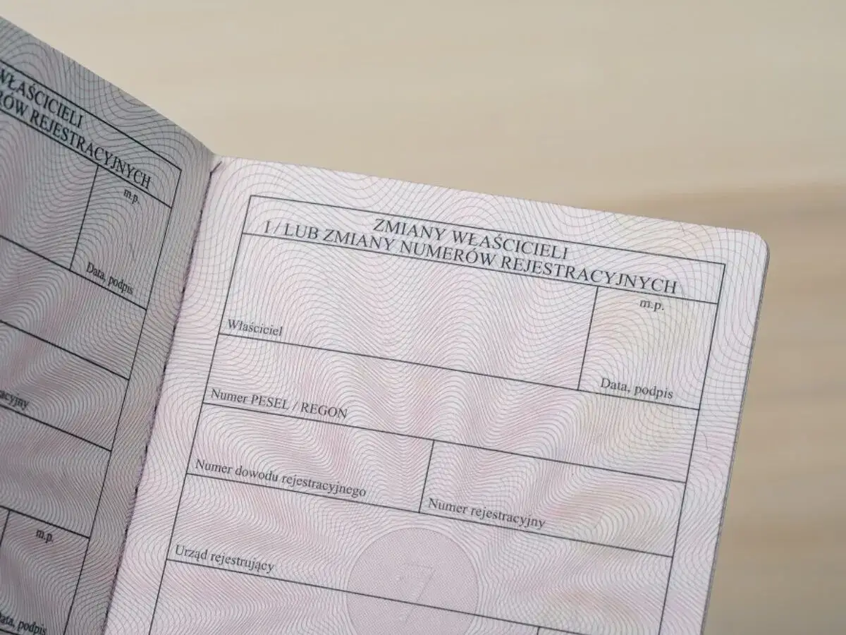 Dokument pojazdu z rubrykami do wpisania zmian właścicieli, co jest niezbędne przy użytkowaniu samochodu po śmierci właściciela.