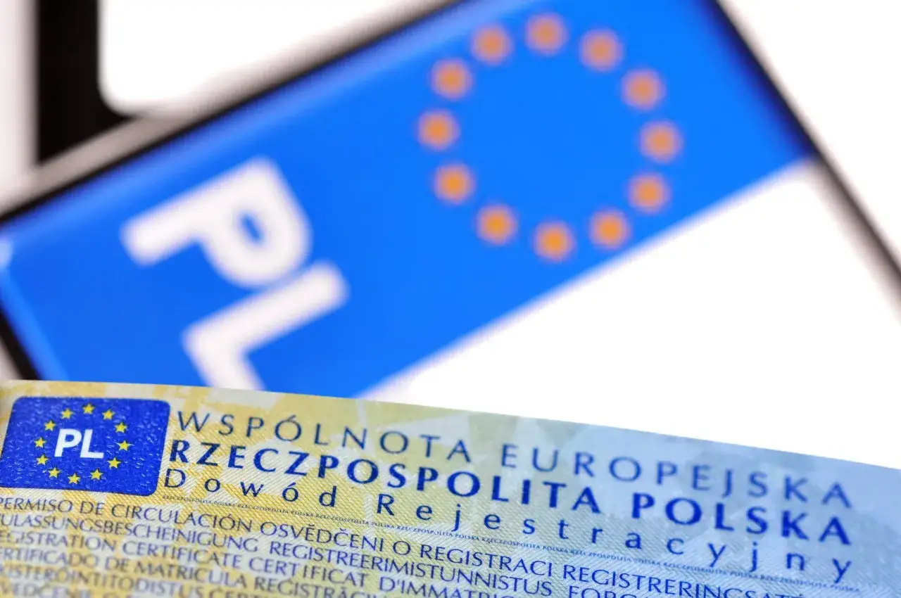 Dokumenty do ubezpieczenia nowego samochodu z salonu: dow&oacute;d rejestracyjny z symbolem PL i flagą UE.