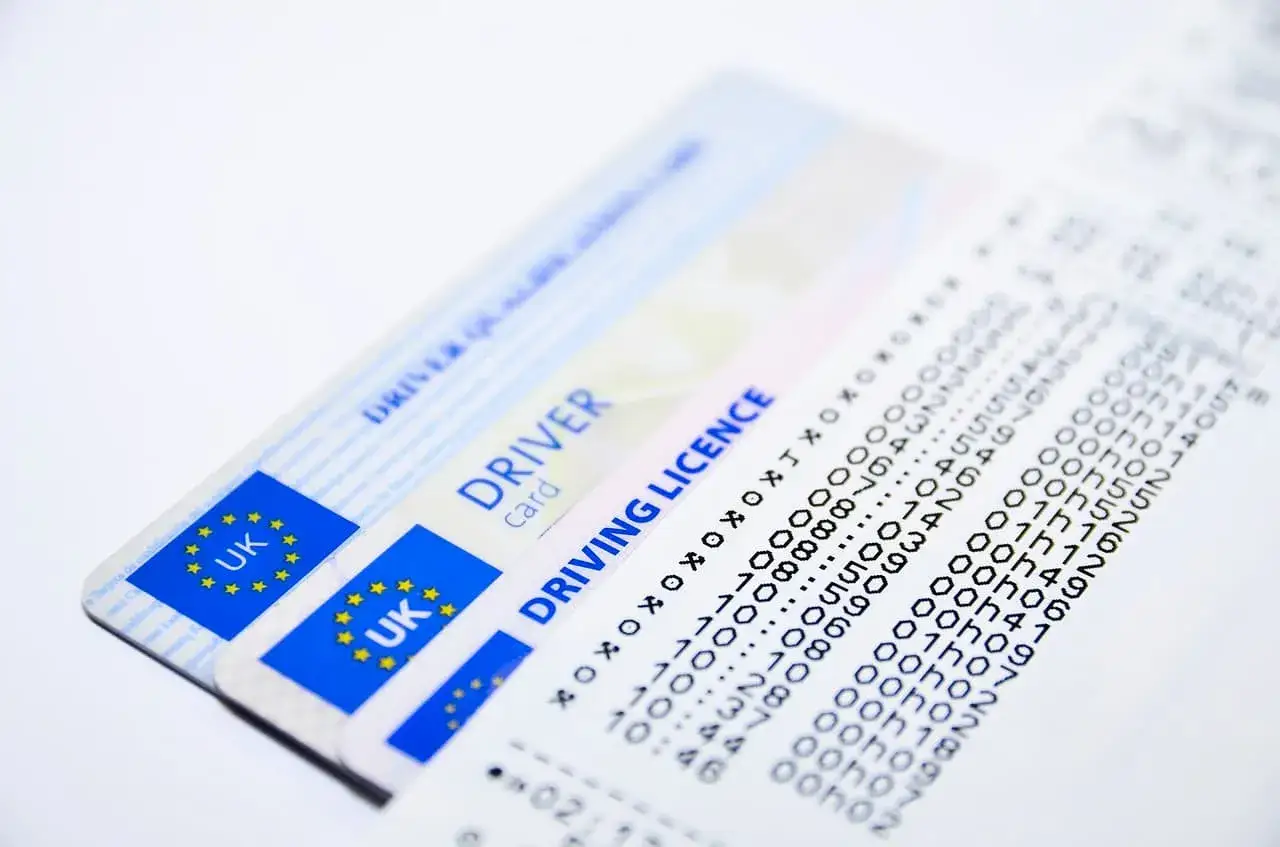Dowód rejestracyjny i prawo jazdy z flagą UK. Planujesz ubezpieczenie auta za granicą? Dokumenty są kluczowe.
