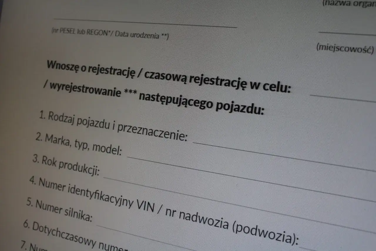 Wniosek o rejestrację pojazdu. Brak przerejestrowania samochodu grozi karą. Formularz zawiera dane pojazdu: rodzaj, marka, VIN.
