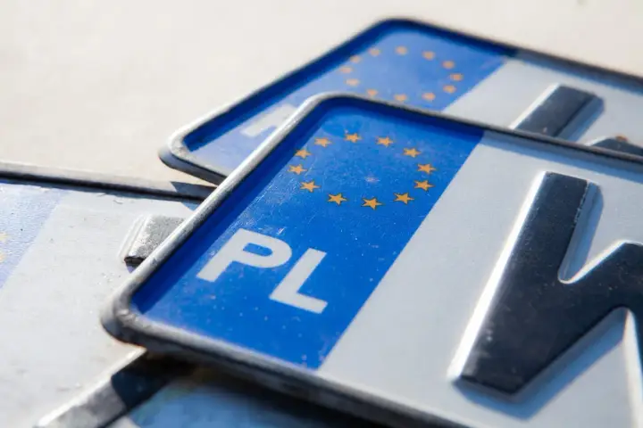 Zbliżenie na polskie tablice rejestracyjne z symbolem Unii Europejskiej. Gotowe do rejestracji indywidualnej.
