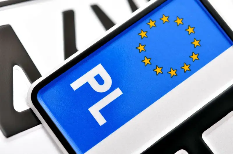 Zbliżenie na polską tablicę rejestracyjną z symbolem UE. Litery "PL" są wyraźne, ale reszta numeru jest nieczytelna tablica rejestracyjna.